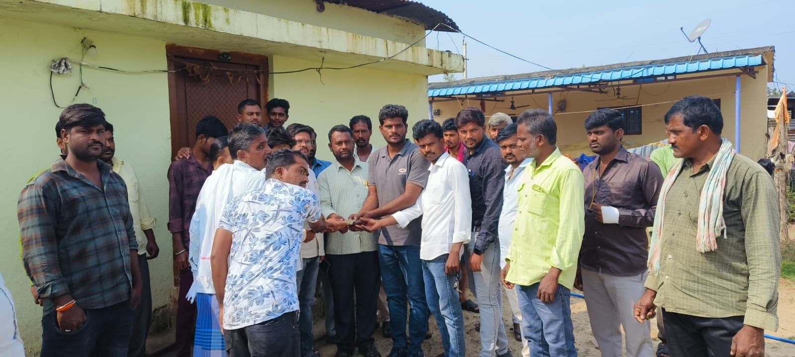 చిన్నారి వైద్యానికి రూ.50వేలు ఆర్థిక సాయం నగదును అందజేసిన సభావత్ శ్రీనివాస్ విజయ ట్రస్ట్ సభ్యులు
