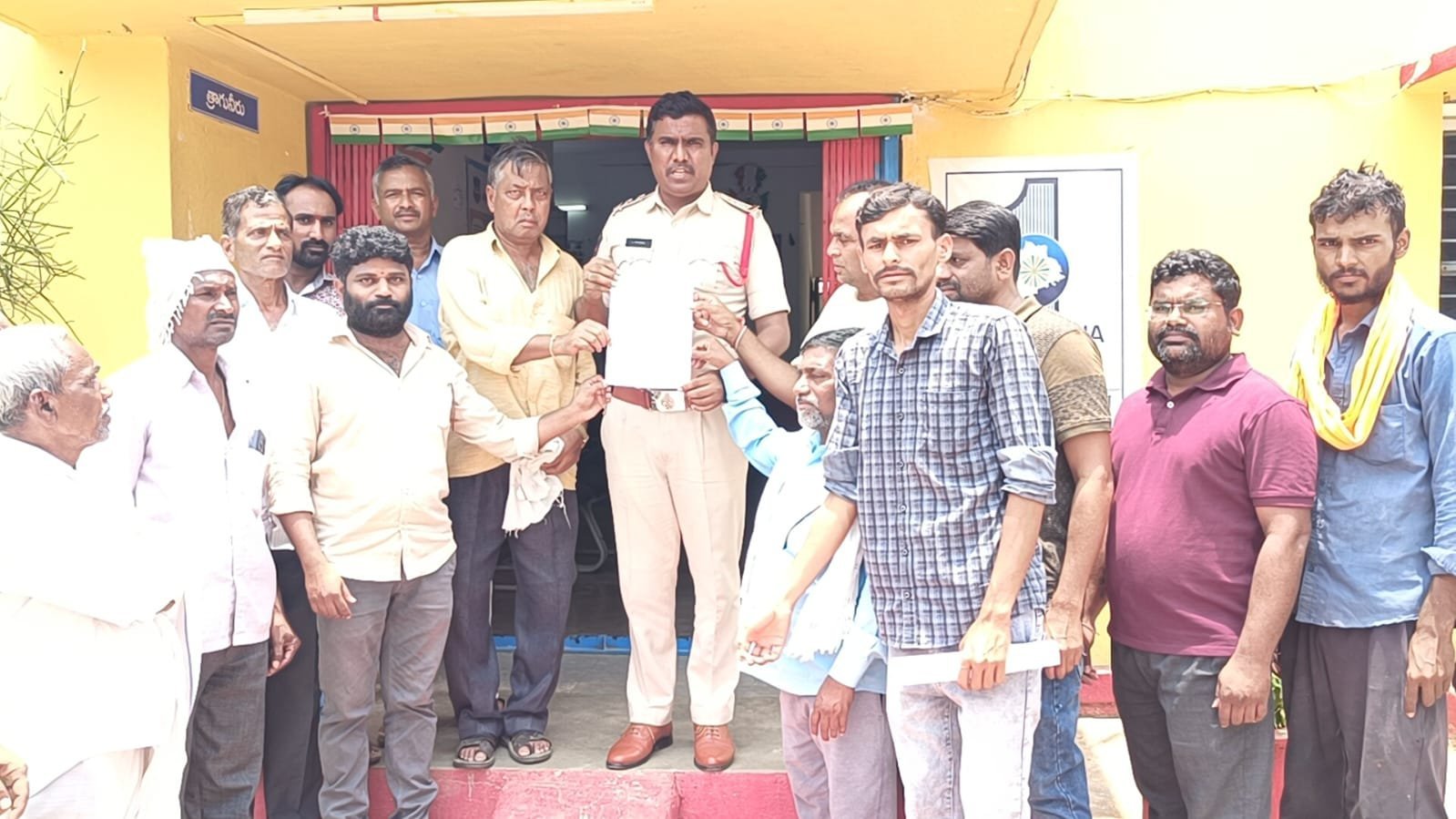 రోడ్డు సమస్యను పరిష్కరించడం లేదని క్రాప్ హాలిడే ప్రకటించుకున్న రైతులు